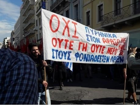 Πάτρα: «Παρέλαση» και για το ΚΚΕ – Ακολούθησε την πορεία ο Πελετίδης (βίντεο)